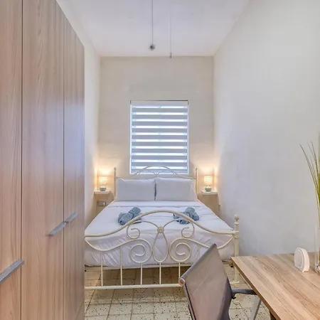 Spacious Traditional 3 Bedroom House With Yard Jbar1-1 *
