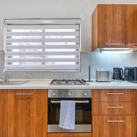Spacious Traditional 3 Bedroom House With Yard Jbar1-1