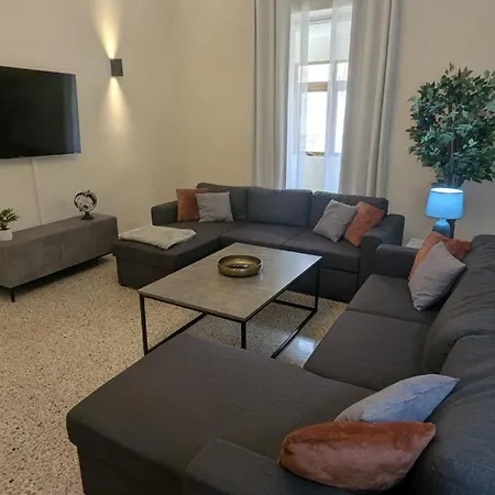 Spacious Traditional 3 Bedroom House With Yard Jbar1-1