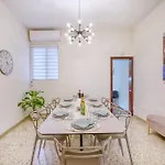 Spacious Traditional 3 Bedroom House With Yard Jbar1-1 *