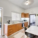 펜션 Spacious Traditional 3 Bedroom House With Yard Jbar1-1