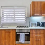 Spacious Traditional 3 Bedroom House With Yard Jbar1-1