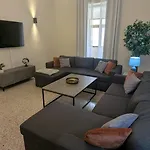 Spacious Traditional 3 Bedroom House With Yard Jbar1-1