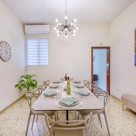 Spacious Traditional 3 Bedroom House With Yard Jbar1-1 *