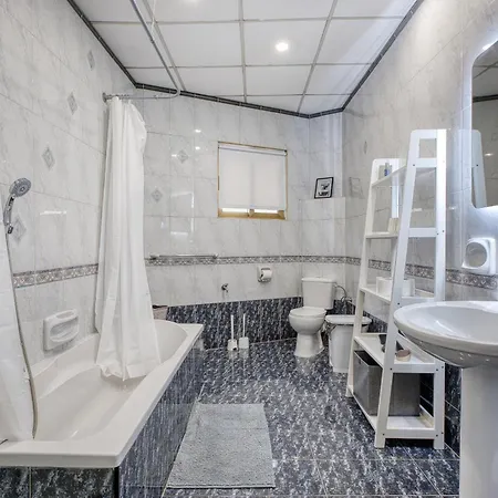 Spacious Traditional 3 Bedroom House With Yard Jbar1-1 Casa vacanze San Giuliano