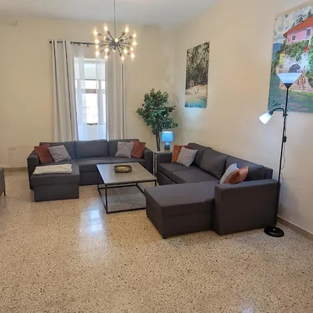 Spacious Traditional 3 Bedroom House With Yard Jbar1-1 Holiday home Saint Julian's