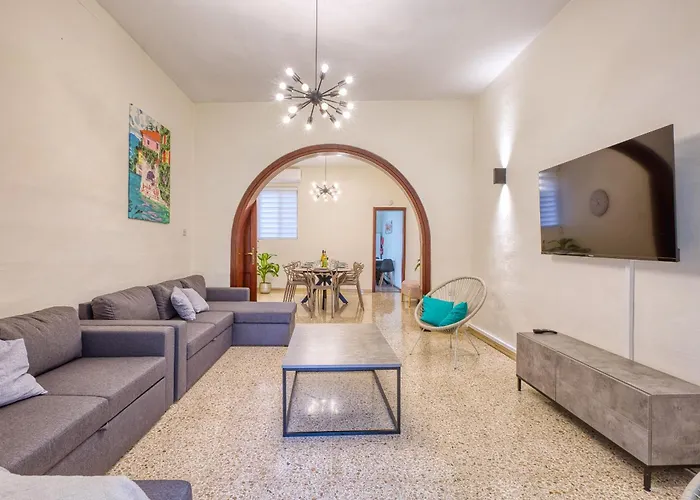 Spacious Traditional 3 Bedroom House With Yard Jbar1-1 *