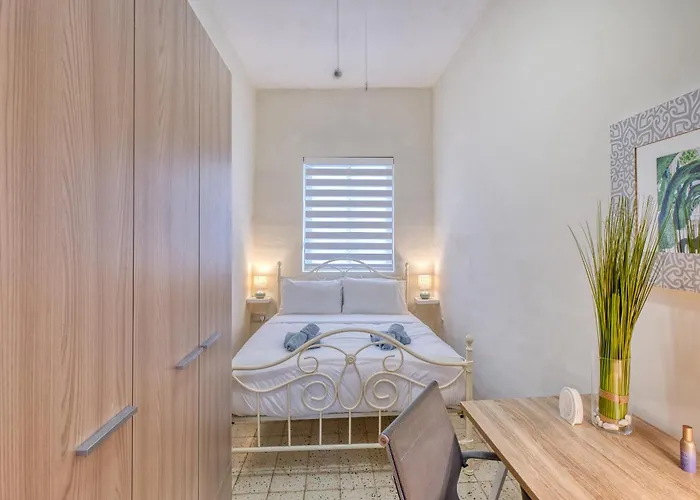 Spacious Traditional 3 Bedroom House With Yard Jbar1-1 *