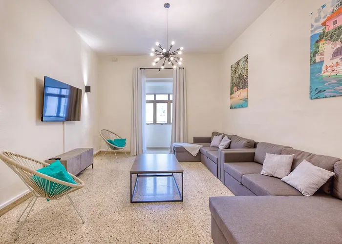 Spacious Traditional 3 Bedroom House With Yard Jbar1-1 *