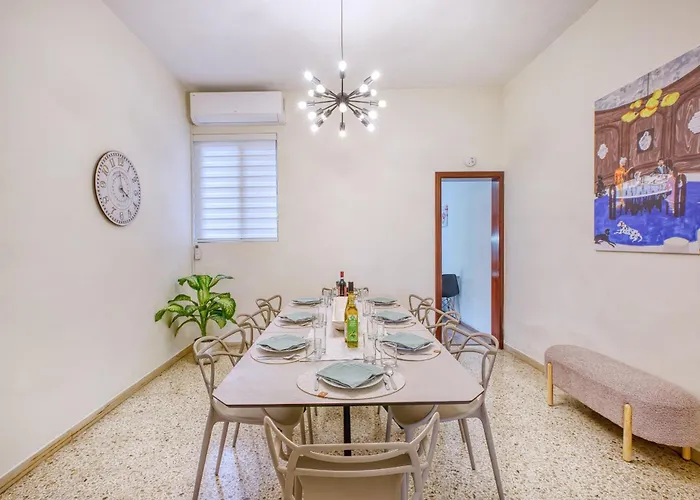 Spacious Traditional 3 Bedroom House With Yard Jbar1-1 *