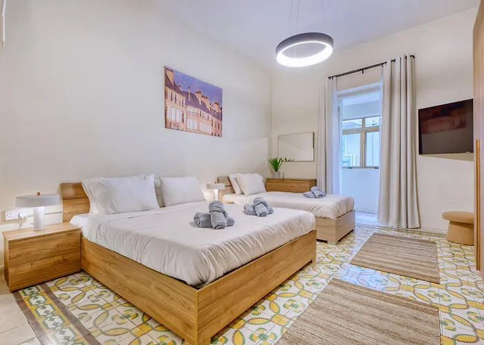 Spacious Traditional 3 Bedroom House With Yard Jbar1-1 *