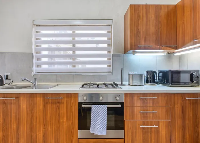 Spacious Traditional 3 Bedroom House With Yard Jbar1-1